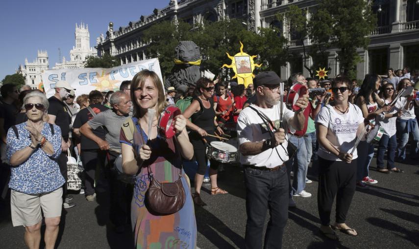 Un momento de la manifestación convocada por el 15M con el lema "2015M: No nos amodazarán. La lucha sigue en las calles" que discurre entre Cibeles y la Puerta del Sol, en Madrid. Efe/Kiko Huesca