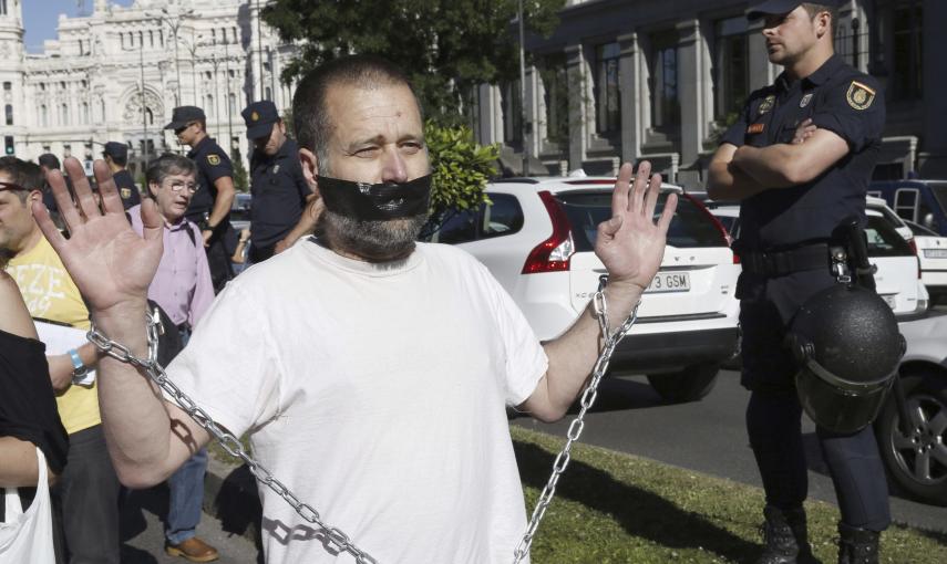 Uno de los participantes en la manifestación convocada por el 15M con el lema "2015M: No nos amodazarán. La lucha sigue en las calles" que discurre entre Cibeles y la Puerta del Sol, en Madrid. Efe/Kiko Huesca