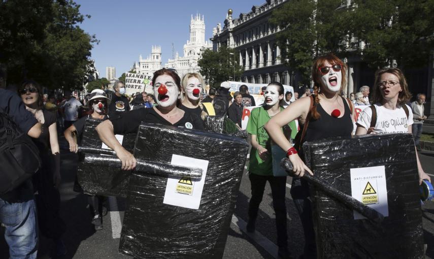 Un momento de la manifestación convocada por el 15M con el lema "2015M: No nos amodazarán. La lucha sigue en las calles" que discurre entre Cibeles y la Puerta del Sol, en Madrid. Efe/Kiko Huesca