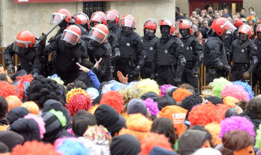 La Ertzaintza carga contra el muro humano que impedía la detención de tres militantes de Segi condenados por integración en banda armada, en vitoria.- EFE/José Ramón Gómez