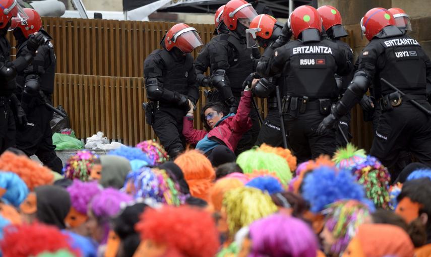 La Ertzaintza desmantela a golpes el muro humano formado en Vitoria para impedir la detención de tres jóvenes militantes de Segi, condenados por pertenencia a banda armada.- EFE/José Ramón Gómez