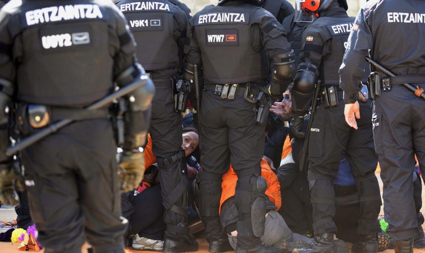 La Ertzaintza ha detenido a los tres integrantes de Segi condenados por integración en banda armada, Aiala Zaldibar, Ibon Esteban e Igarki Robles, después de disolver el "muro popular" que los protegía en la Plaza de la Virgen Blanca de Vitoria.Los compon