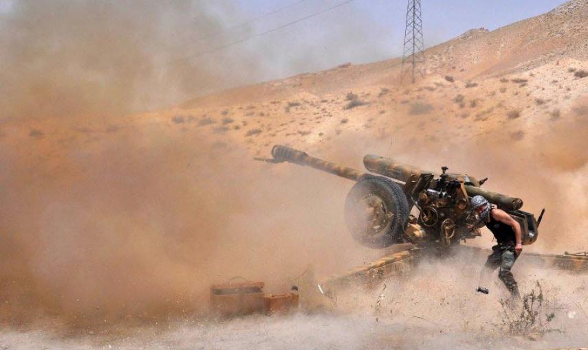 Un soldado del Ejército sirio dispara un cañón contra posiciones del Estado Islámico. AFP