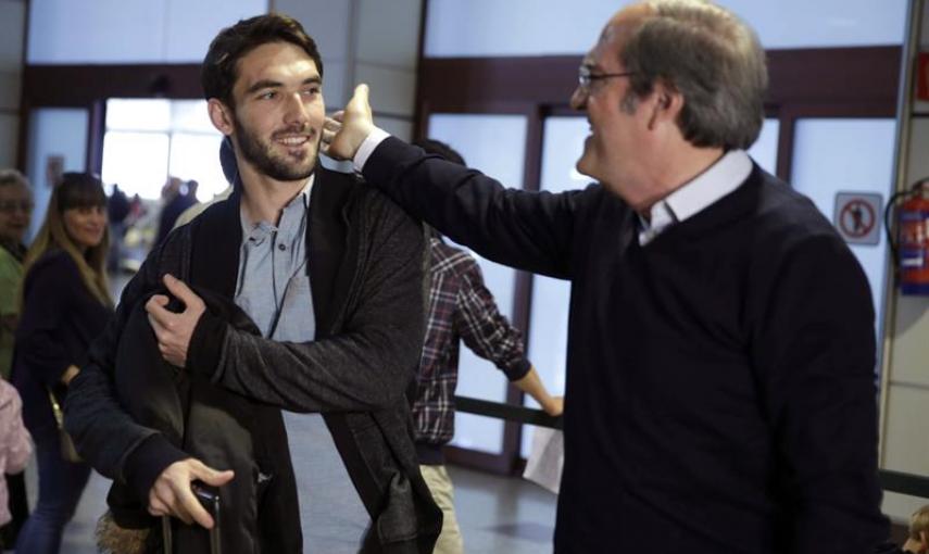 El candidato del PSOE a la Comunidad de Madrid, Angel Gabilondo (d), acude hoy, jornada de reflexión, al aeropuerto Adolfo Suárez Madrid-Barajas para recoger a su hijo Hugo (i) procedente de Suecia. EFE/Ángel Díaz