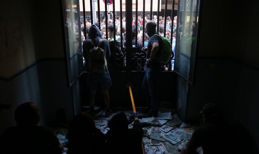 Los activistas apuntalan la puerta de entrada al edificio que han okupado en Madrid.- JAIRO VARGAS