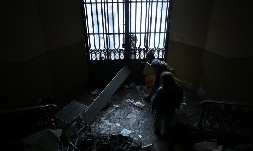 Los activistas bloquean una de las entradas del edificio que han okupado en el centro de Madrid.- JAIRO VARGAS