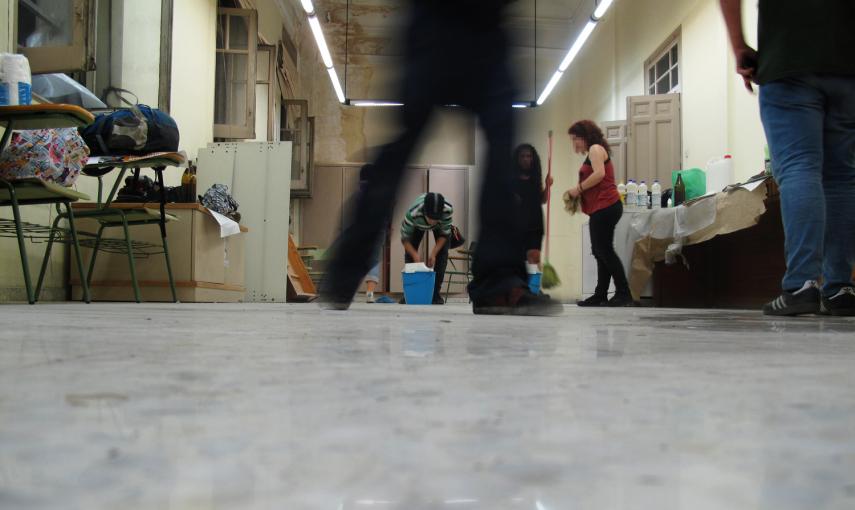 Los activistas limpian una de las salas del edificio okupado en Madrid.- JAIRO VARGAS