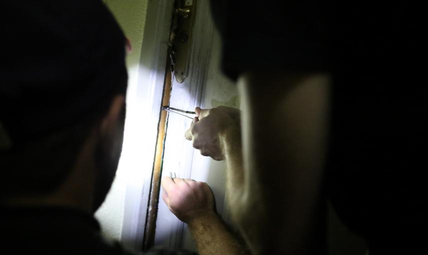 Los activistas abren las puertas cerradas del edificio okupado en Madrid.- JAIRO VARGAS