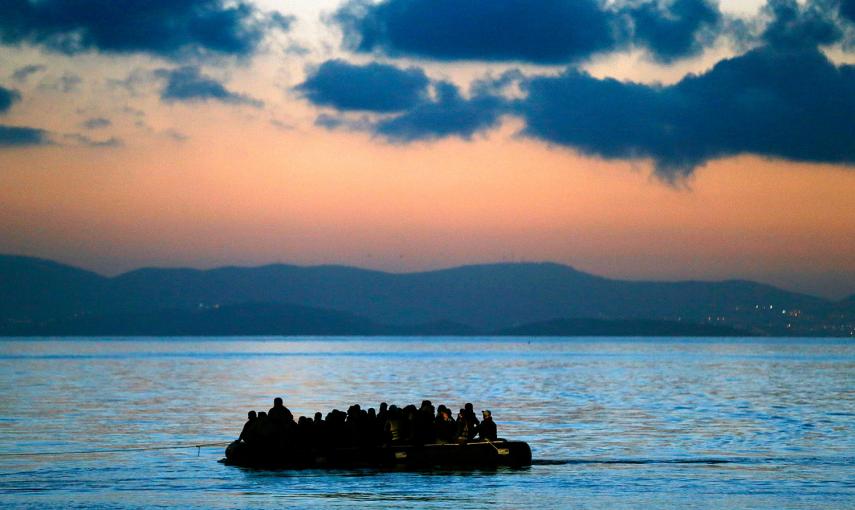 Un bote abarrotado de inmigrantes afganos y de otras nacionalidades es remolcado por un guardacostas griego cerca de la isla de Kos.- YANNIS BEHRAKIS (REUTERS)
