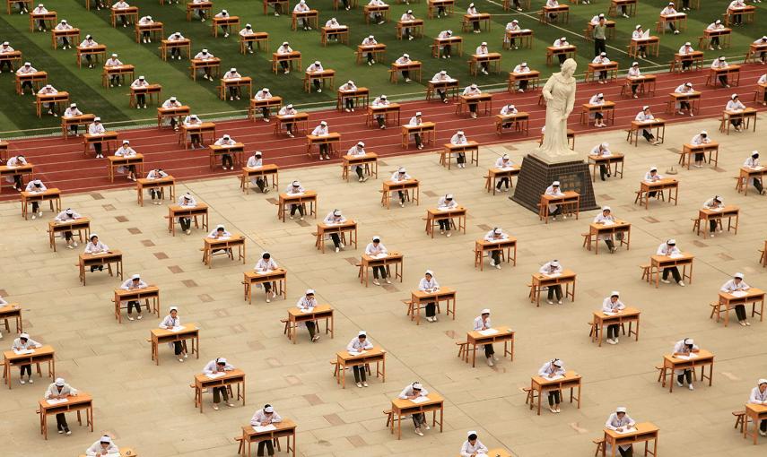 Cientos de estudiantes de la escuela de enfermería participan en un examen al aire libre en un colegio profesional en Baoji (China).- REUTERS/STR