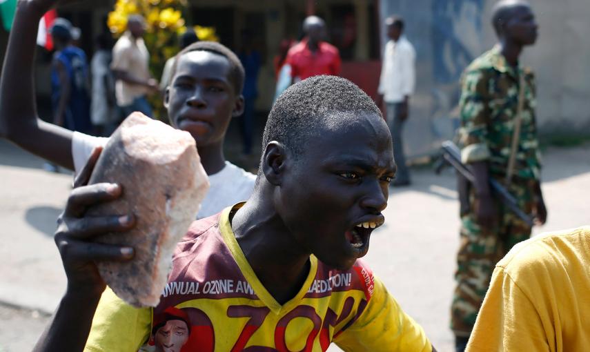 Un manifestante con una piedra durante una protesta contra el presidente de Burundi, que pretende postularse para un tercer mandato.- GORAN TOMASEVIC (REUTERS)