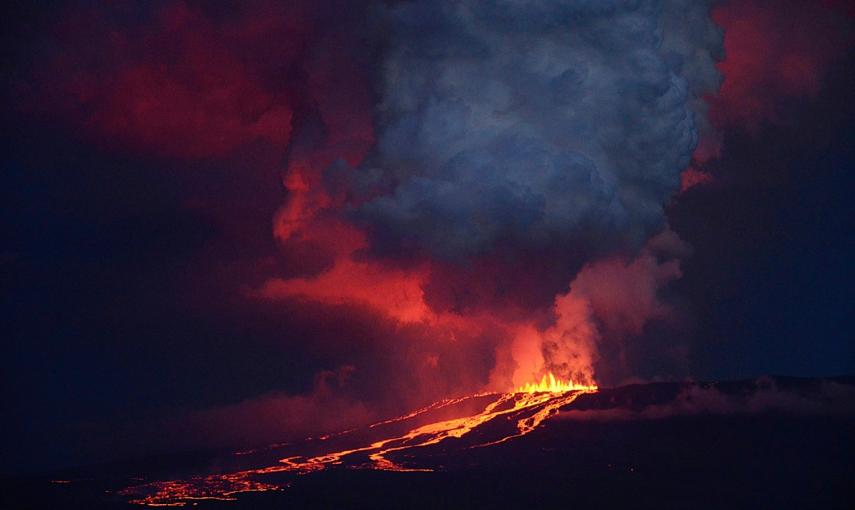 El volcán Wolf arroja humo y lava en la isla Isabel, en las Galápagos (Ecuador).- DIEGO PAREDES (REUTERS)