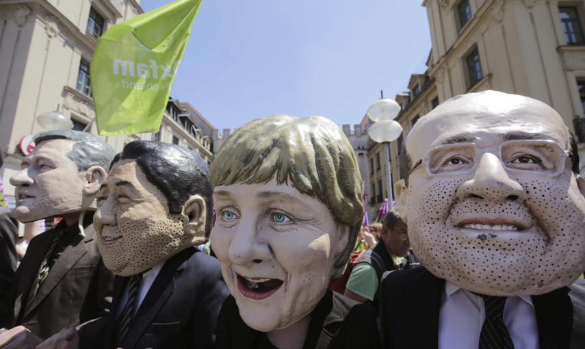 Un grupo de manifestantes lleva máscaras de líderes del G-7 en la manifestación en Múnich, ante la cumbre de los siete países más ricos del mundo que se celebrará el 7 y 8 de junio en Baviera. EFE/Michael Kappeler