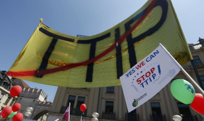Una pancarta contra el TTIP en la marcha contra el acuerdo comercial entre EEUU y la UE y contra el G-/ en Múnich, ante la cumbre de los siete países más ricos del mundo que se celebrará el 7 y 8 de junio en Baviera. REUTERS/Wolfgang Rattay