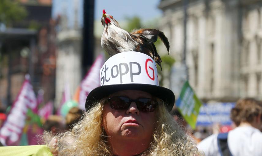 Una Manifestante con un gorro contra el TTIP en la marcha contra el acuerdo comercial entre EEUU y la UE y contra el G-/ en Múnich, ante la cumbre de los siete países más ricos del mundo que se celebrará el 7 y 8 de junio en Baviera. REUTERS/Michael Dalde
