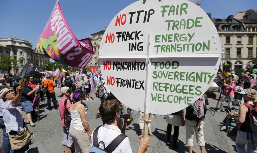 Manifestantes contra  contra el TTIP en la marcha contra el acuerdo comercial entre EEUU y la UE y contra el G-7 en Múnich, ante la cumbre de los siete países más ricos del mundo que se celebrará el 7 y 8 de junio en Baviera. REUTERS/Wolfgang Rattay