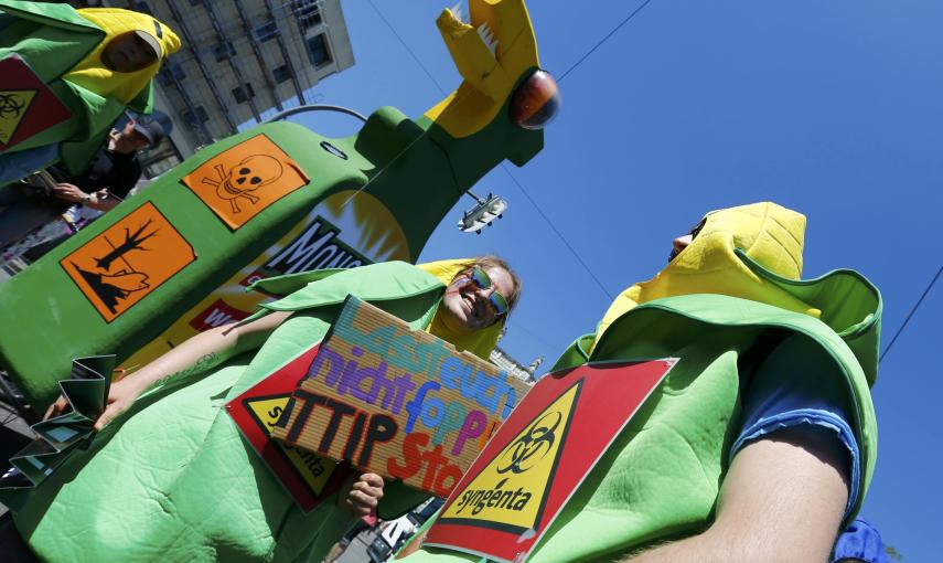 Manifestantes contra  contra el TTIP en la marcha contra el acuerdo comercial entre EEUU y la UE y contra el G-7 en Múnich, ante la cumbre de los siete países más ricos del mundo que se celebrará el 7 y 8 de junio en Baviera. REUTERS/Michael Dalder
