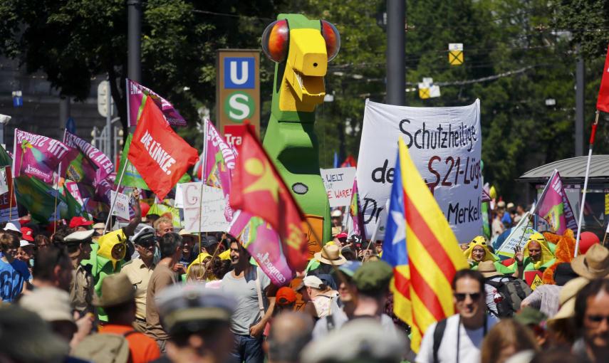 Imagen de la marcha contra el acuerdo comercial entre el TTIP y contra el G-7 en Múnich, ante la cumbre de los siete países más ricos del mundo que se celebrará el 7 y 8 de junio en Baviera. REUTERS/Michael Dalder