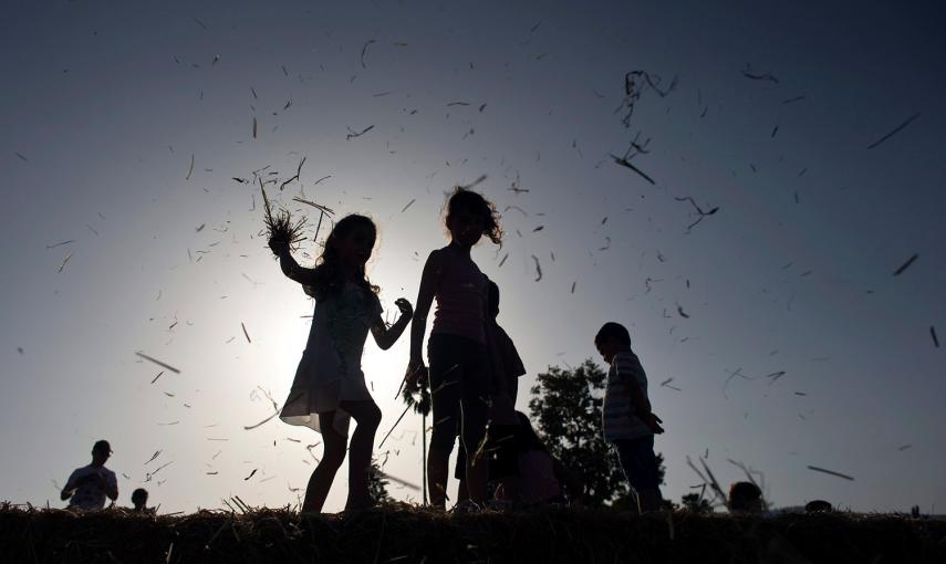 Unos niños juegan durante el festival de la cosecha anual en el Kibutz Degania Alef, a orillas del Mar de Galilea, al norte de Israel.- RONEN ZVULUN (REUTERS)