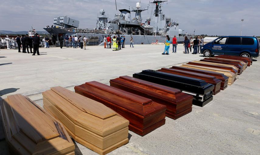 Ataúdes vacíos preparados en el puerto siciliano de Augusta (Italia). Los cadáveres de 17 inmigrantes fueron recuperados y trasladados por un buque de la marina italiana.- ANTONIO PARRINELLO (REUTERS)