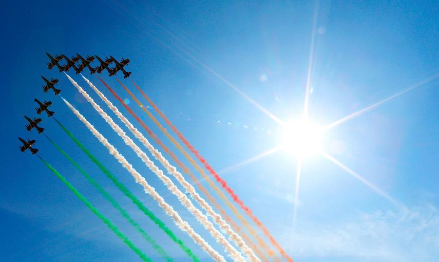 El Frecce Tricolori, el escuadrón acrobático italiano, realiza una pasada sobre el centro de Roma durante el desfile militar del día de la República.- ALESSANDRO BIANCHI (REUTERS)