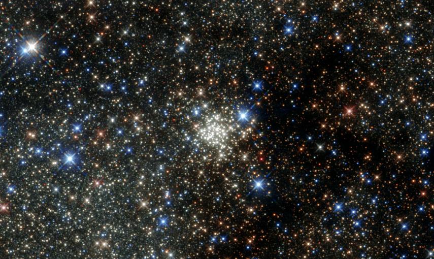 Imagen captada por el telescopio Hubble, del cúmulo del Arco. El lugar más abarrotado de la Vía Láctea, con unas 10.000 estrellas en un espacio como el que hay entre el Sol y su vecina más cercana.- NASA