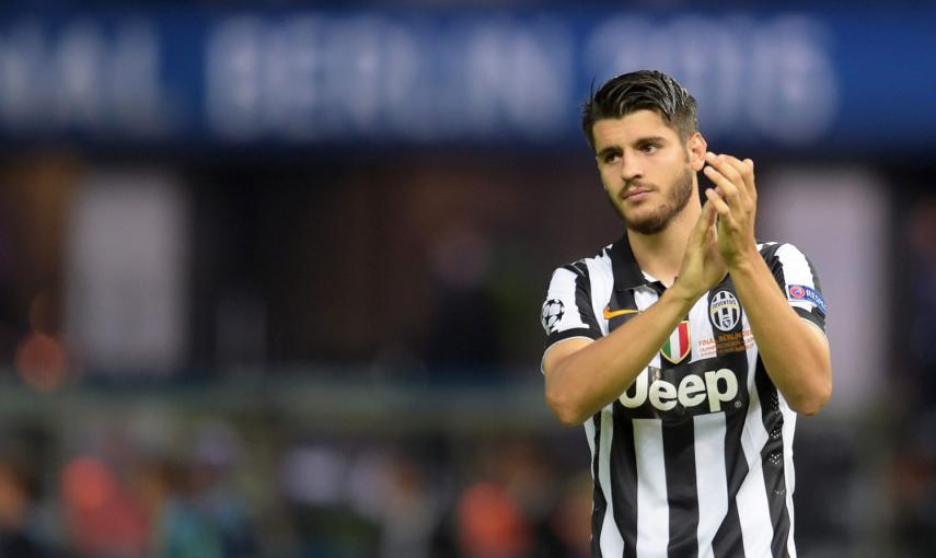 Morata, autor del único gol del equipo italiano, agradece a los seguidores su apoyo.- FEDERICO GAMBARINI (EFE)