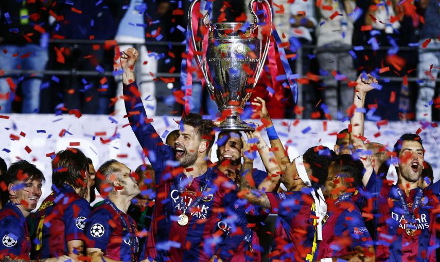 Los blaugrana levantan eufóricos la copa que les convierte en campeones de Europa.- KAI PFAFFENBACH