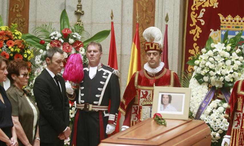 Jesús Santos (2i), marido de Pedro Zerolo, miembro de la Ejecutiva del PSOE y secretario de Movimientos Sociales, fallecido esta madrugada en su casa de Madrid, en la capilla ardiente instalada en el patio de cristales de la Casa de la Villa. EFE/Víctor L