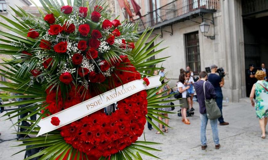 Una corona de flores del PSOE de Andalucía llega a la capilla ardiente de Pedro Zerolo, miembro de la Ejecutiva del PSOE y secretario de Movimientos Sociales, fallecido esta madrugada en su casa de Madrid, instalada en el patio de cristales de la Casa de