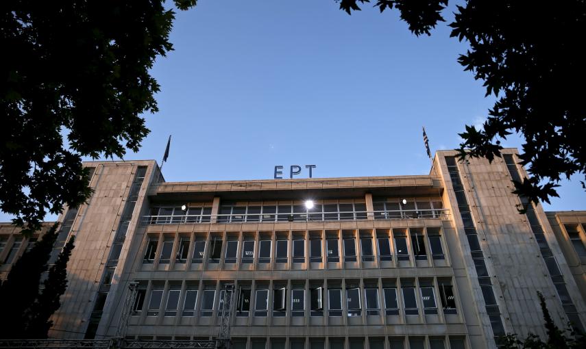 El nuevo logo instalado en el edificio de la televisión pública griega ERT, en la sede oficial.REUTERS/Alkis Konstantinidis