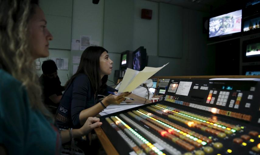 Los empleados del la cadena griega de televisión ERT ​​dentro de la sala de control, durante la primera emisión de la estación después de su reapertura, en Atenas./ REUTERS/Alkis Konstantinidis
