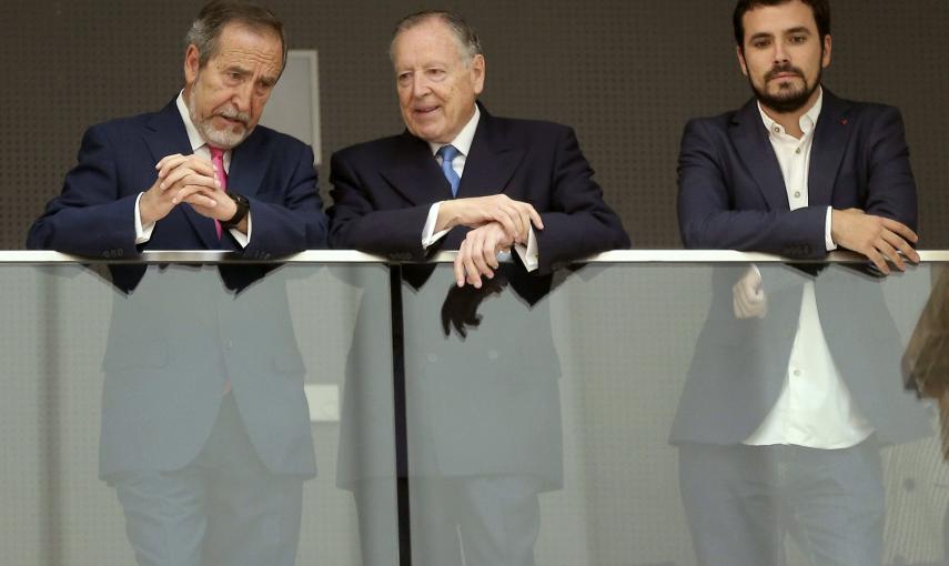 Los exalcaldes de Madrid José María Álvarez del Manzano, y Juan Barranco, junto al candidato de IU a la Presidencia del Gobierno, Alberto Garzón, siguen desde la la tribuna de invitados la sesión de constitución del Ayuntamiento de la capital. EFE/Chema M