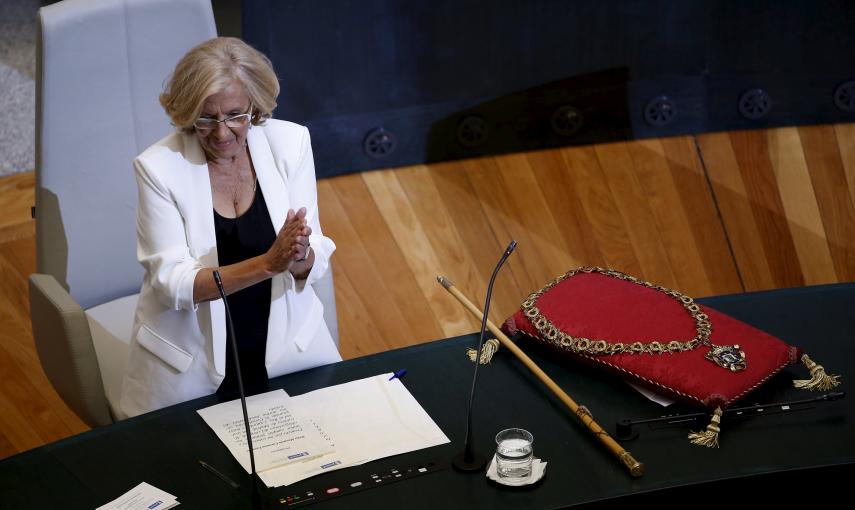 Manuela Carmena, cabeza de lista de Ahora Madrid al Ayuntamiento de la capital de España, aplaude tras haber sido proclamada nueva alcaldesa de la ciudad. REUTERS/Andrea Comas