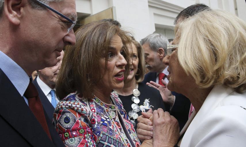 La hasta ahora alcaldesa de Madrid Ana Botella felicita, en presencia de Alberto Ruiz-Gallardón, a su sucesora Manuela Carmena, de Ahora Madrid, tras el acto de investidura. CHEMA MOYA