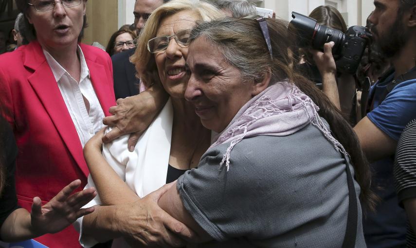 La cabeza de lista de Ahora Madrid al Ayuntamiento de la capital, Manuela Carmena, recibe la felicitación de una simpatizante tras ser elegida alcaldesa de Madrid. EFE/CHEMA MOYA