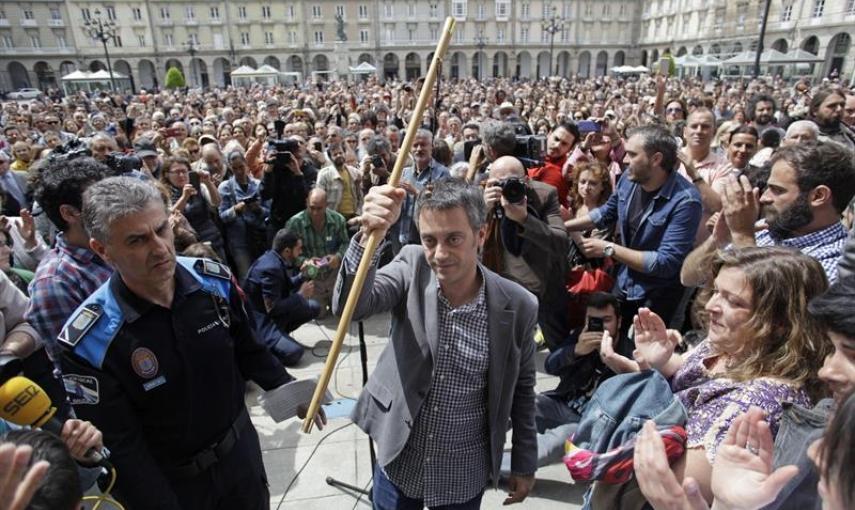 El nuevo alcalde de A Coruña y líder de la Marea Atlántica, Xulio Ferreiro, sostiene el bastón tras ser proclamado este mediodía regidor de la capital herculina con el apoyo del PSOE y BNG. EFE/Cabalar