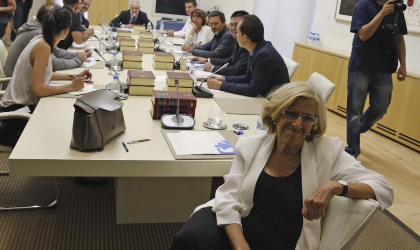 La nueva alcaldesa de Madrid, Manuela Carmena, posa para los fotógafos momentos antes de la primera Junta de Gobierno del Ayuntamiento de Madrid. EFE/Alberto Martín