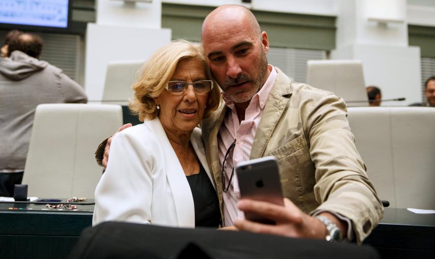 Un hombre se hace un selfi con Manuela Carmena, después de su investidura como nueva alcaldesa de Madrid. REUTERS/Andrea Comas