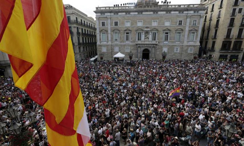 Miles de personas, en la plaza de Sant Jaume, siguen por pantallas gigantes la proclamación como alcaldesa de Ada Colau, quien consiguió una mayoría absoluta de 21 de los 41 votos de los concejales que forman el consistorio.