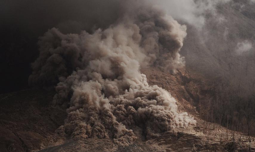 Ceniza expulsada por el Monte Sinabung, en Karo, Indonesia./ REUTERS