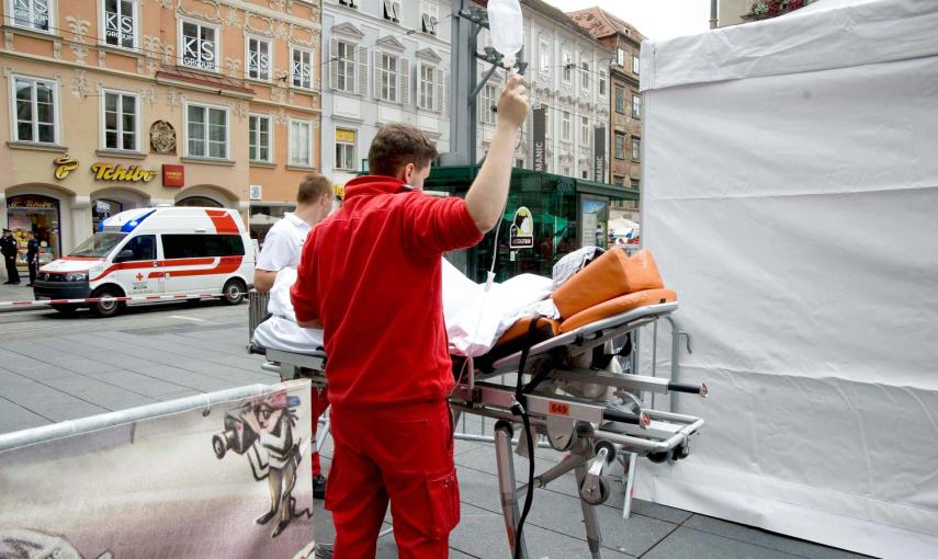 Los servicios sanitarios atienden a uina herido en el atropello múltiple que ha costado la vida a tres personas en Graz, Austria. -EFE/EPA