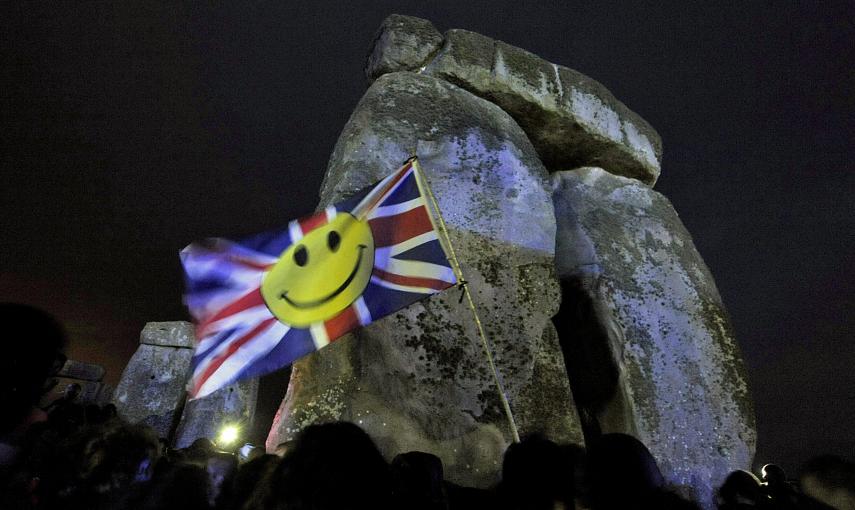 Más de 20.000 personas se han congregado este domingo en el conjunto megalítico de Stonehenge, situado en el suroeste de Inglaterra, para celebrar el solsticio de verano, la noche más corta del año según informó la Policía del condado de Wiltshire./ EFE/E