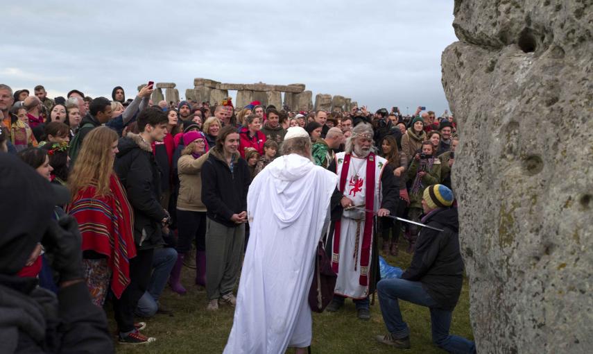 Jefe Druida Arthur Pendragon ( segundo R ) celebra el solsticio de verano en Stonehenge. Los druidas forman forman una orden religiosa pagana que creen que Stonehenge era un centro de espiritualismo hace más de 2.000 años./ REUTERS/Kieran Doherty