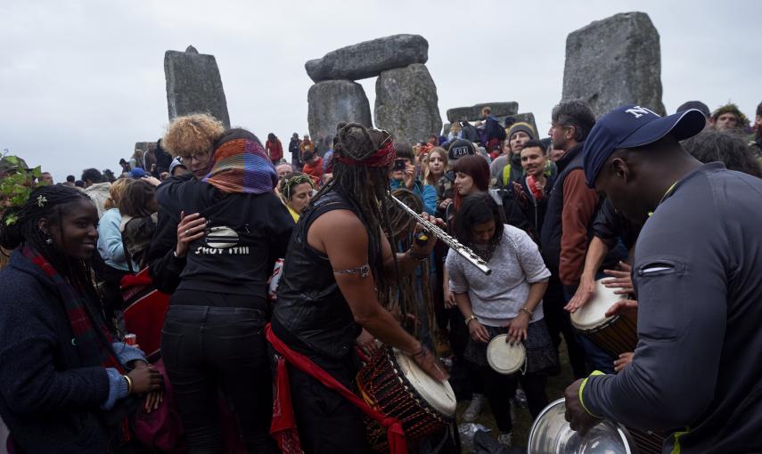 La cifra de asistencia a este evento, precisó la Policía, es considerablemente menor que la de 36.000 personas registrada el año pasado. En esta ocasión, las autoridades habían previsto que la presencia en Stonhenge rondaría las 30.000 personas, si bien e