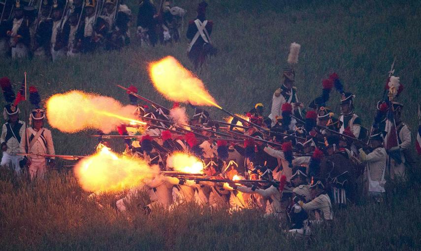 Recreación de la batalla 'El contraataque aliado" durante las celebraciones del bicentenario de la batalla de Waterloo.- YVES HERMAN (REUTERS)