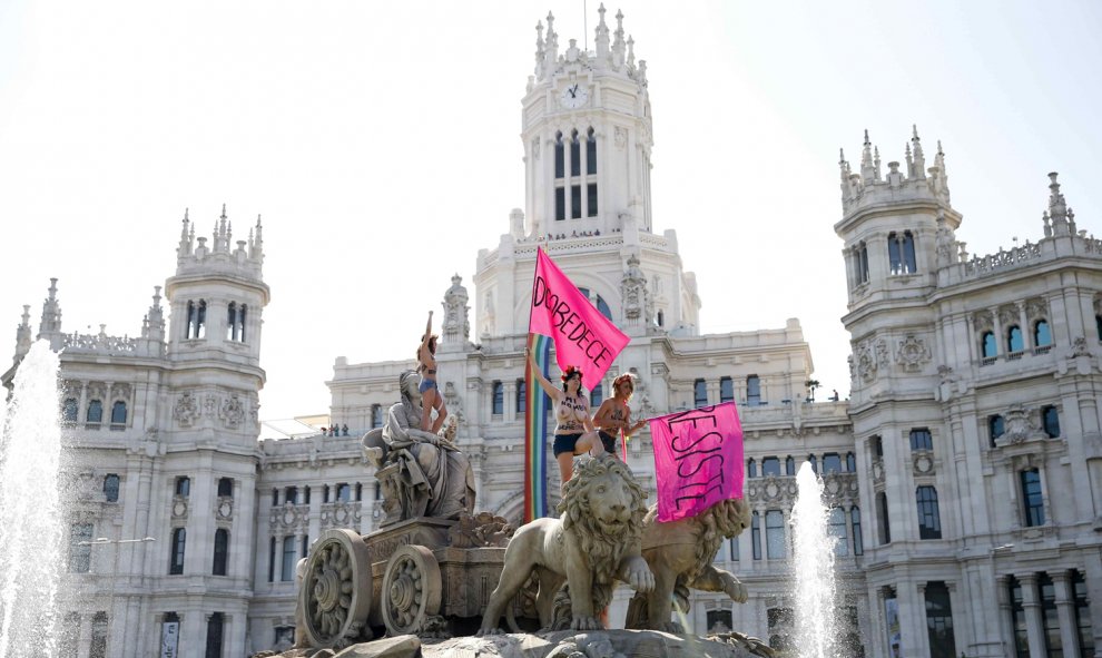 Las activistas de Femen protestan en la fuentes de Cibeles, Madrid, contra la Ley de Seguridad Ciudadana.- EFE