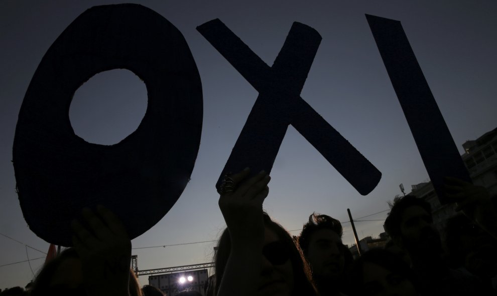 Manifestantes a favor del 'no', 'oxi' en griego. - REUTERS