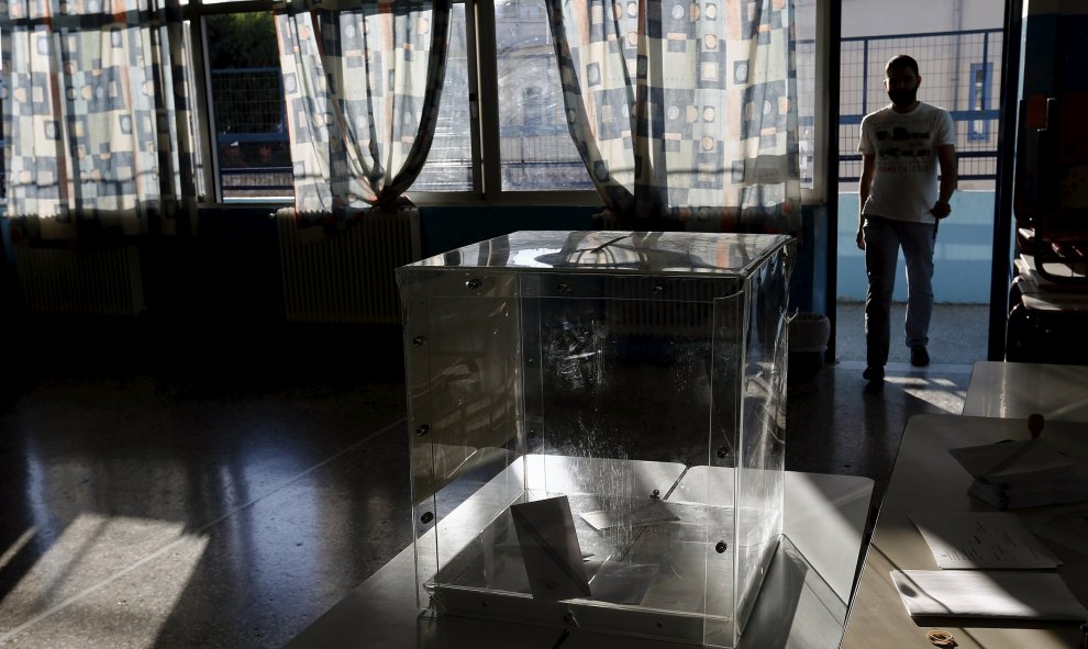 Un hombre entra a votar en una sala electoral de Atenas.  REUTERS/Yannis Behrakis