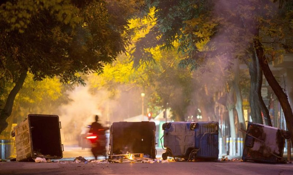 En lo momentos previos al inicio del referéndum se produjeron algunos incidentes y barricadas en Atenas. EFE/EPA/Kay Nietfeld